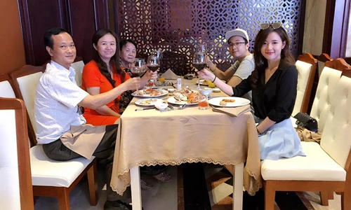 Hậu chia tay, Midu vui vẻ đi du lịch cùng gia đình