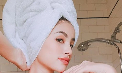 Hậu đính hôn đại gia ở Mỹ, Phạm Hương chăm khoe ảnh gợi cảm