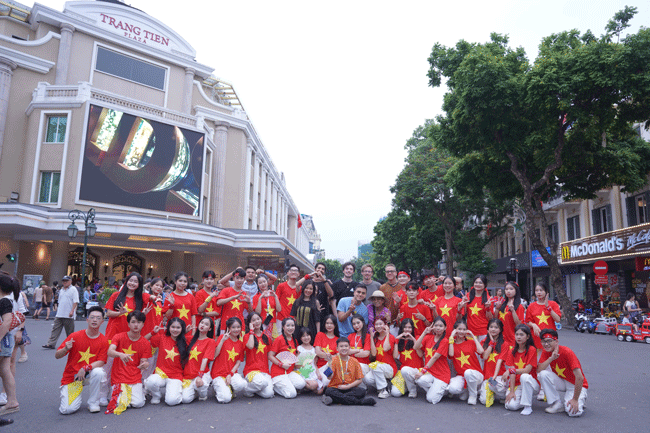 Man trinh dien dep mat cua nhom ban tre tren pho di bo Ho Guom-Hinh-3