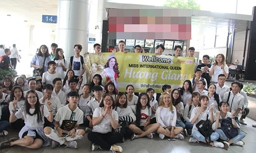 Fan tụ tập ở sân bay Tân Sơn Nhất, hô to tên “Hương Giang“