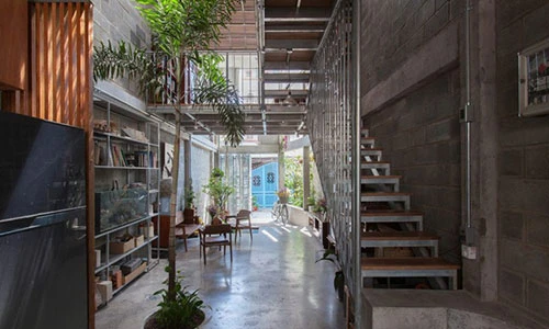 Ngôi nhà gạch khối và bê tông thoáng mát trong tiết trời nóng