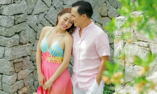 Diễn viên Chi Bảo tình tứ bên vợ trẻ đẹp kém 16 tuổi