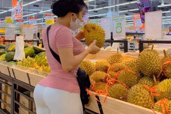 Mặc đồ phòng tập ra siêu thị, đi dạy học: Người được khen, kẻ bị chê