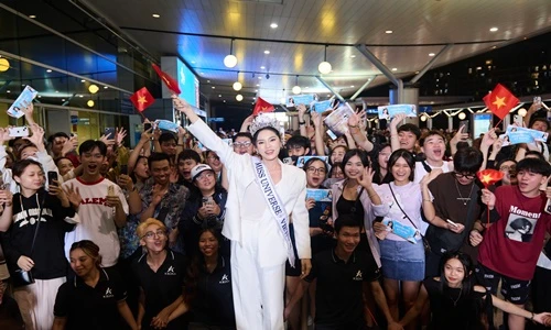 Kỳ Duyên được fan vây kín ở sân bay khi đi thi Miss Universe 