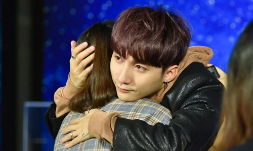 Fan nữ khóc nức nở sau khi được ôm Sơn Tùng M-TP