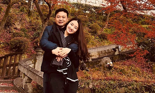 Hot Face sao Việt 24h: Hoa hậu Thu Ngân tình tứ bên chồng đại gia