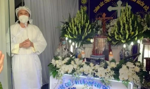 Hoài Linh tiều tụy trong đám tang bố, Đàm Vĩnh Hưng có mặt