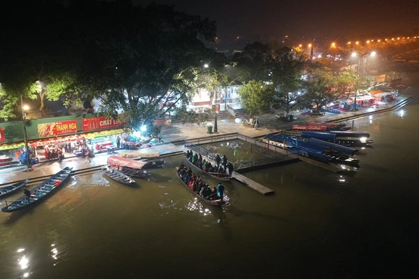 Du khách đội mưa đi đò chùa Hương trong đêm