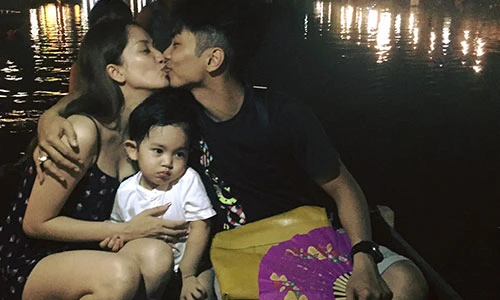 Hot Face sao Việt 24h: Khánh Thi - Phan Hiển khóa môi trên thuyền