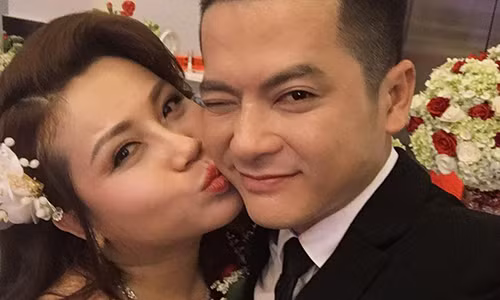 Hoàng Anh và vợ Việt kiều ôm hôn thắm thiết trong lễ cưới