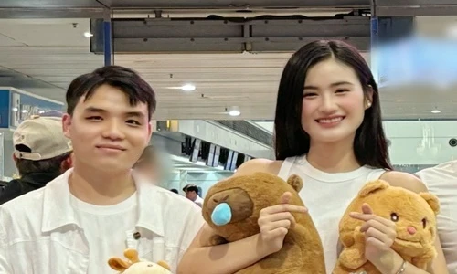 Ý Nhi tươi rói bên bạn trai khi lên đường trở lại Úc