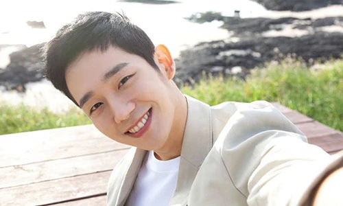 Vẻ điển trai ngời ngời của tài tử Jung Hae In đến VN