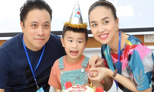 Đạo diễn Victor Vũ lộ diện bên vợ con hậu bị mạo danh