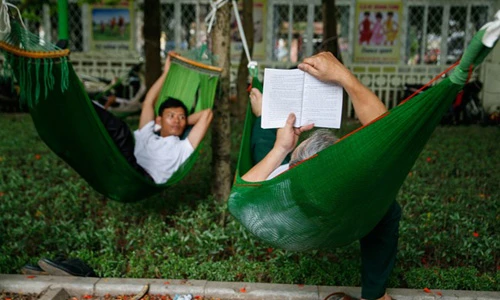 Chùm ảnh 1001 kiểu vạ vật chờ đợi sĩ tử của phụ huynh