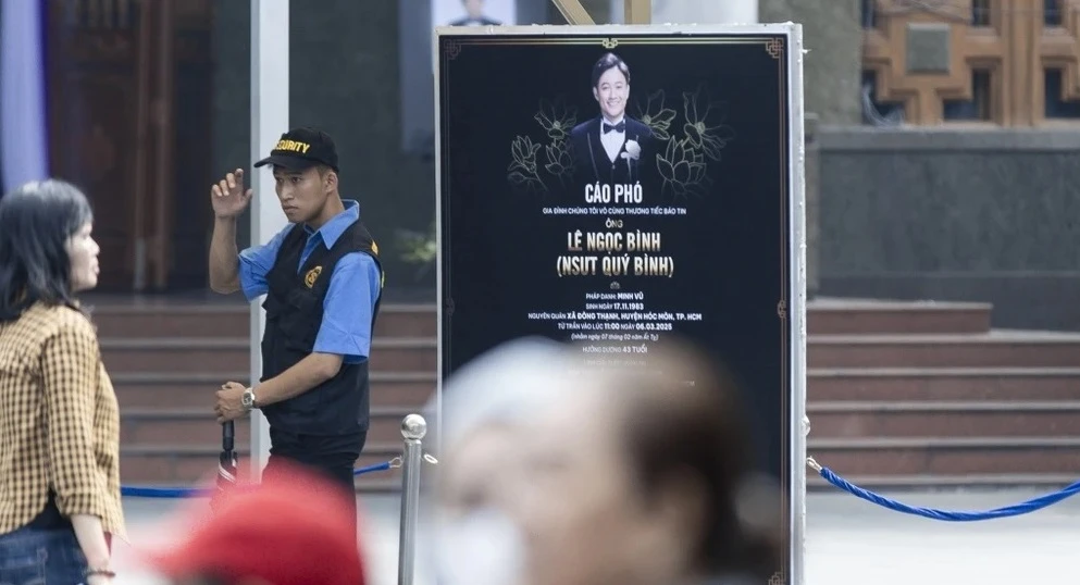 Khán giả sếp hàng dài đợi viếng diễn viên Quý Bình