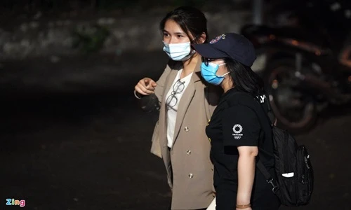 Vợ Hùng Dũng vội vã từ Hà Nội vào TP.HCM trong đêm