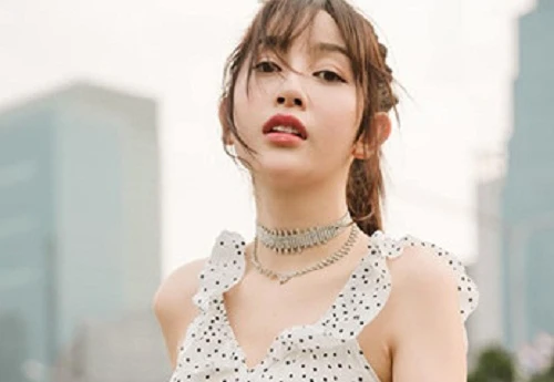 Đường cong hút mắt của cô gái khiến Khắc Tiệp “bỏ rơi” Ngọc Trinh