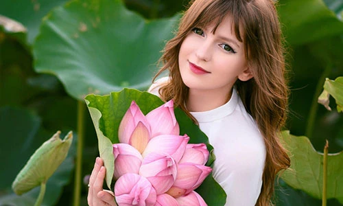 Mãn nhãn ngắm ba người đẹp Đông Âu chụp ảnh với sen 