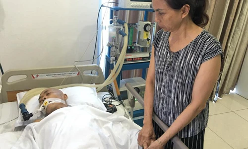 Vợ nghệ sĩ Hán Văn Tình nắm chặt tay chồng đang nguy kịch