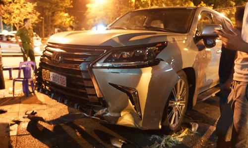 Xe sang Lexus 570 đâm nát nhiều xe máy, 5 người trọng thương
