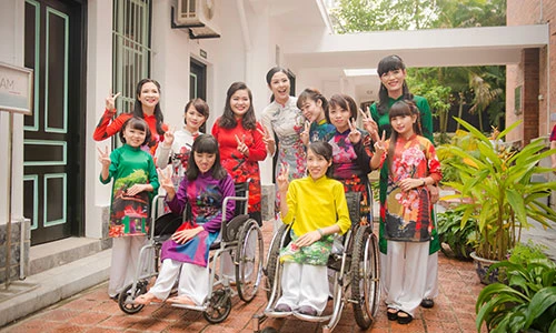 Hoa hậu Ngọc Hân thiết kế trang phục cho người khuyết tật