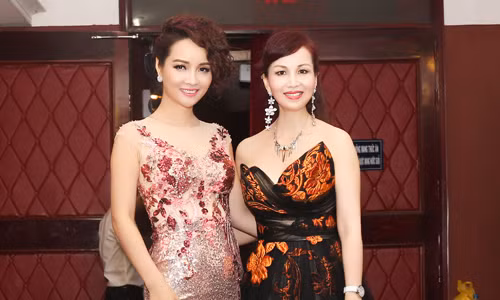 HH Diệu Hoa đẹp lộng lẫy đọ sắc cùng Mai Thu Huyền