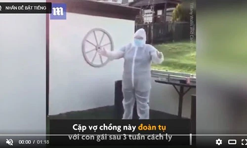 Video: Vợ chồng nhân viên y tế mặc đồ bảo hộ về gặp con vì quá nhớ 