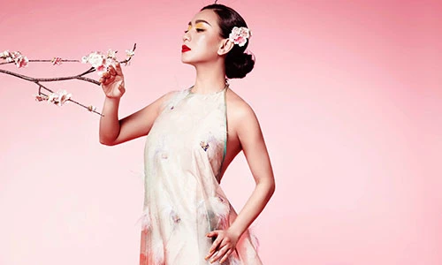 Mỹ nhân thập niên 90 Y Phụng quyến rũ với váy yếm