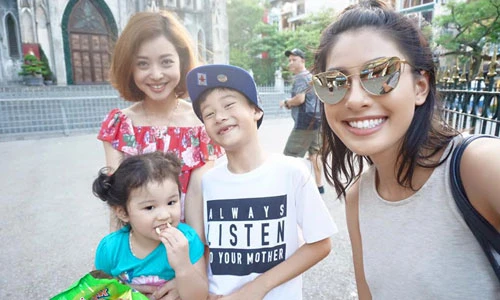 Con trai Jennifer Phạm vui vẻ bên mẹ và em gái