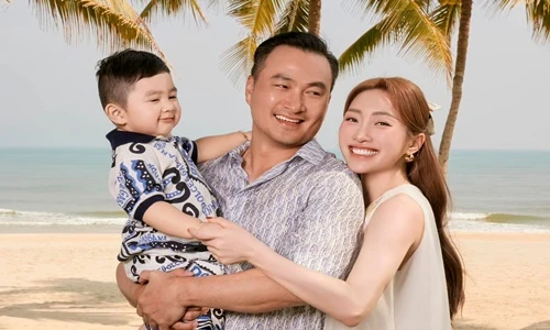 Ảnh đẹp như tranh vẽ của Chi Bảo bên vợ 3 kém 16 tuổi