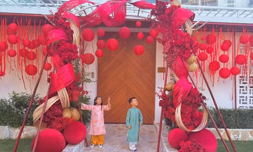 Hà Hồ khoe hai con diện áo dài ở biệt thự ngập sắc đỏ