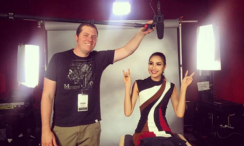 Phạm Hương nhí nhảnh ở hậu trường ghi hình Miss Universe 2015