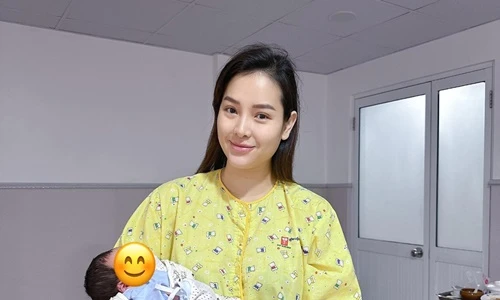 Phương Trinh Jolie lộ diện sau khi sinh quý tử