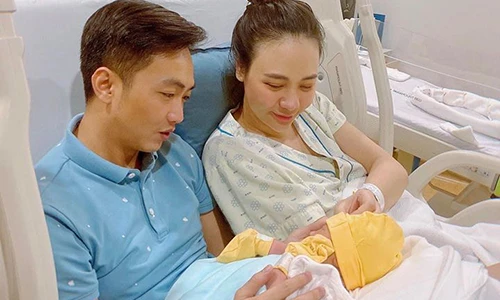 Đàm Thu Trang lộ diện sau khi sinh, Cường Đô la “nịnh” vợ