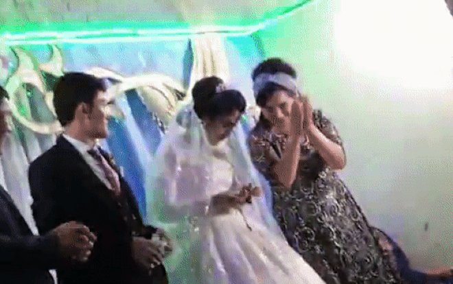 Video: Chú rể "cục súc" đánh cô dâu ngay trên sân khấu