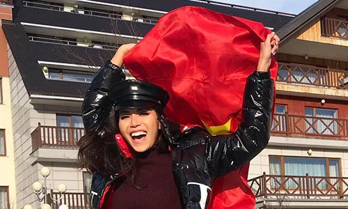  Minh Tú tươi cười giữa ồn ào bị khiếu nại mua giải hoa hậu