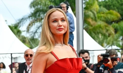 “Nữ hoàng vồ ếch” Jennifer Lawrence đi dép tông trên thảm đỏ Cannes 2023