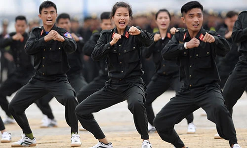 Võ thuật điêu luyện của nữ cảnh sát cơ động chuẩn bị bảo vệ APEC