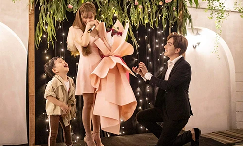 Thu Thủy nức nở khi bạn trai kém 10 tuổi cầu hôn