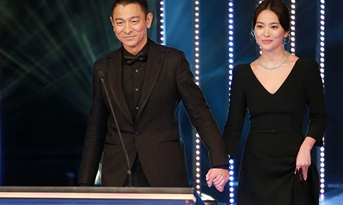 Song Hye Kyo không đeo nhẫn cưới, công khai nắm tay Lưu Đức Hoa