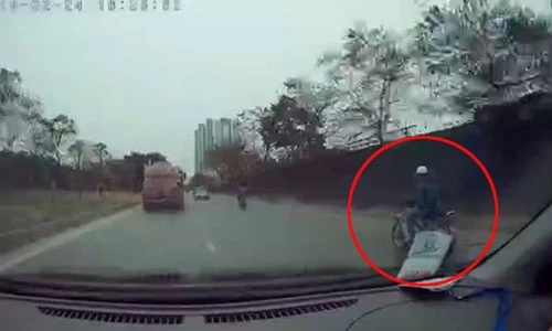 Video: Vừa lái xe vừa dùng điện thoại, nam thanh niên suýt mất mạng