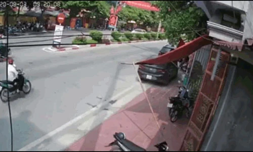 Video: Lao vào Lexus, 2 người đi xe máy bị tông văng xuống đường