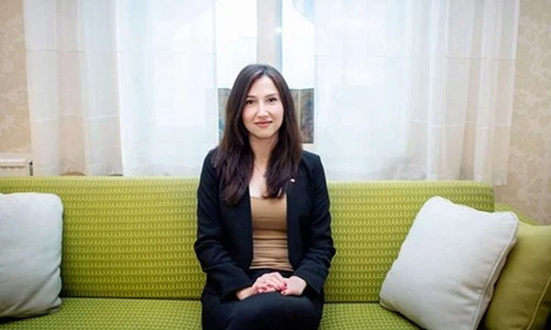 Gu ăn mặc hợp mốt của nữ Bộ trưởng Aida Hadzialic