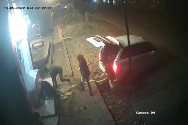 Video: Băng cướp táo tợn dùng ô tô kéo đổ cây ATM trong đêm