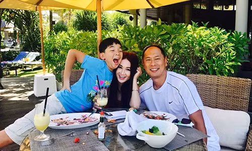 Ôn Bích Hà khoe ảnh hạnh phúc bên chồng tỷ phú và con nuôi