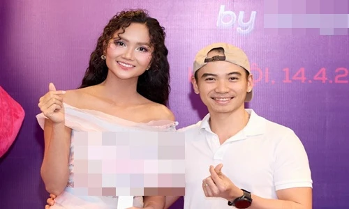 Chồng H’hen Niê tiết lộ lý do đội mũ tại sự kiện