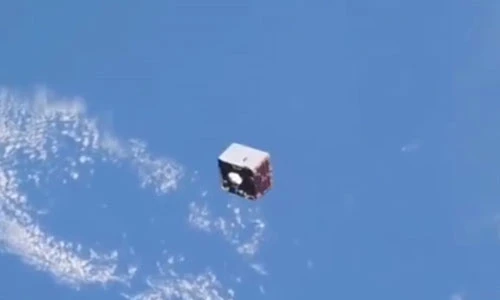 Video: Vật thể lạ trông như tủ quần áo bay lơ lửng trên tầng khí quyển