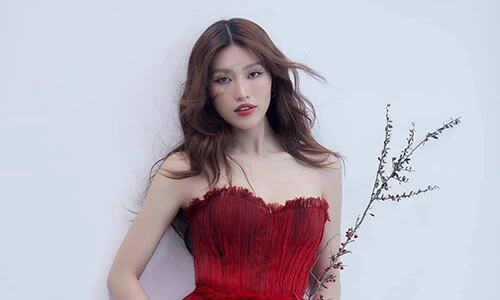 Chân dài đóng cô trợ lý xinh đẹp trong phim “Bố già” là ai?