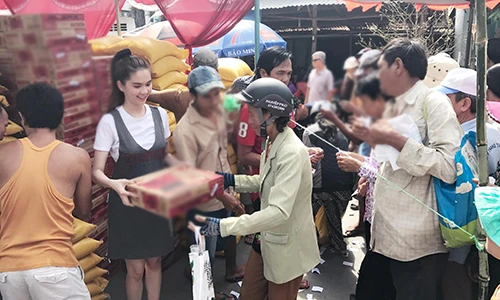 Ngọc Trinh về quê làm từ thiện giữa ồn ào đấu giá SIM