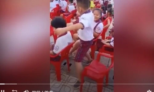 Video: Màn nhảy múa cực 'phê' của nam sinh phía dưới sân khấu
